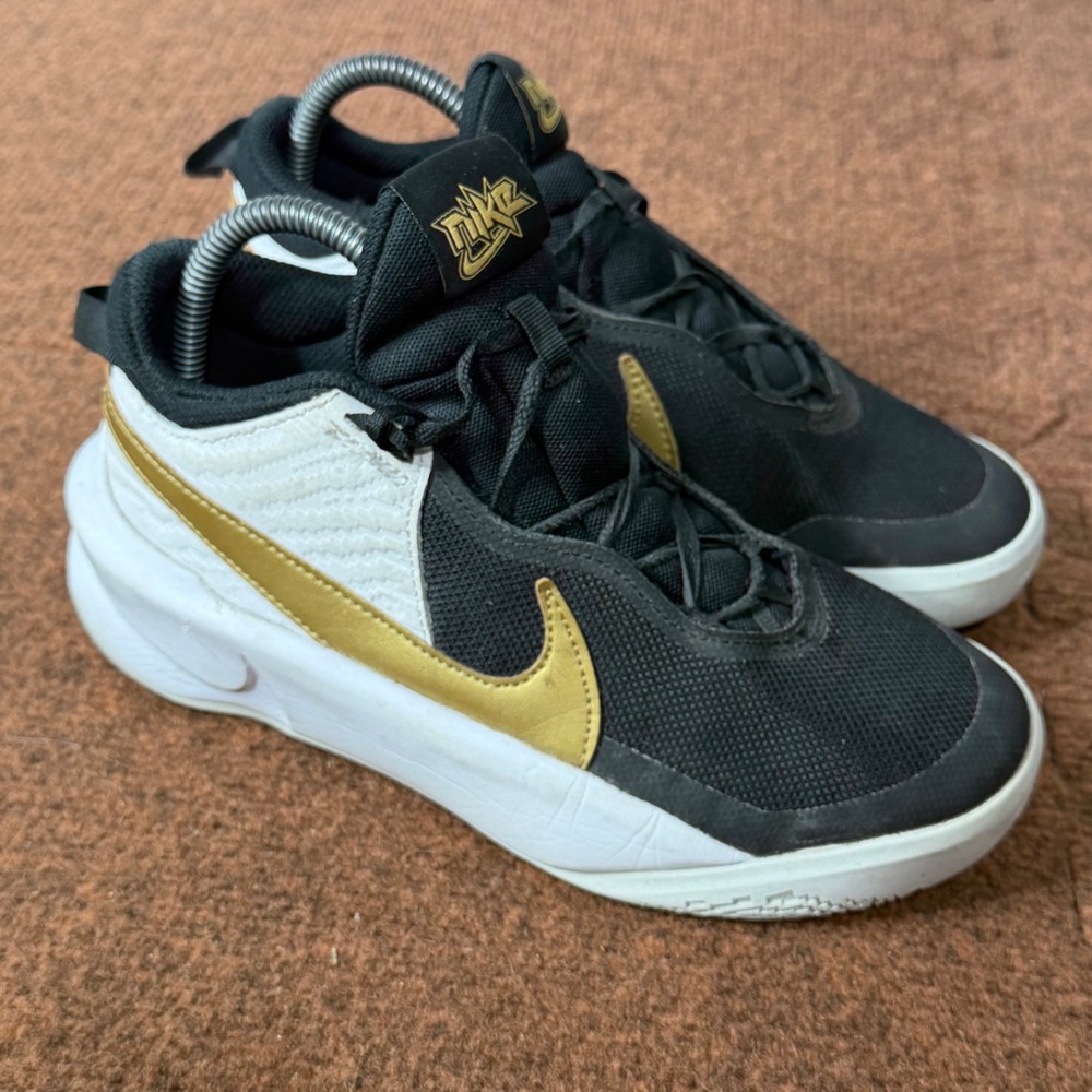 B+ Nike Team Hustle D 10 GS Black Gold White Basketball Shoes CW6735-002 Size 5Y